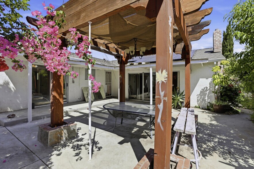 Building Photo - 1056 Hacienda Dr