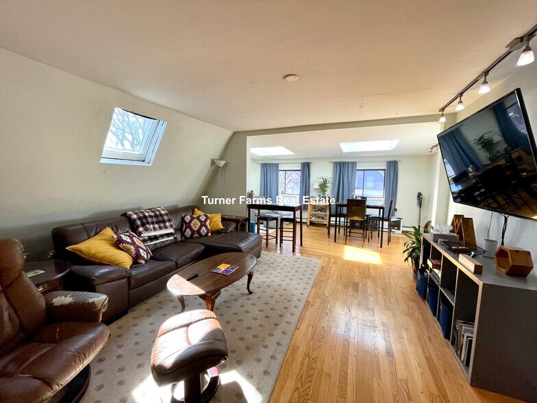 Building Photo - 10 Evergreen Ave