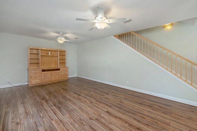 Building Photo - 322 Crescent Dr