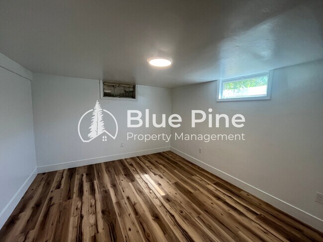 Building Photo - 1026 Vine Ave