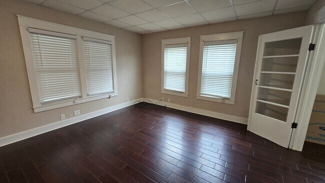 Building Photo - 403 W Memorial Dr