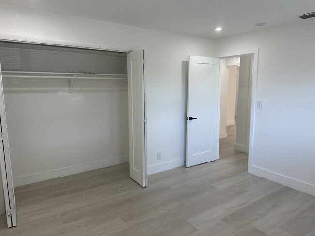 Building Photo - 2 bed 1 bath located in the desirable Edgewood neighborhood, just minutes from the marina, highwa...
