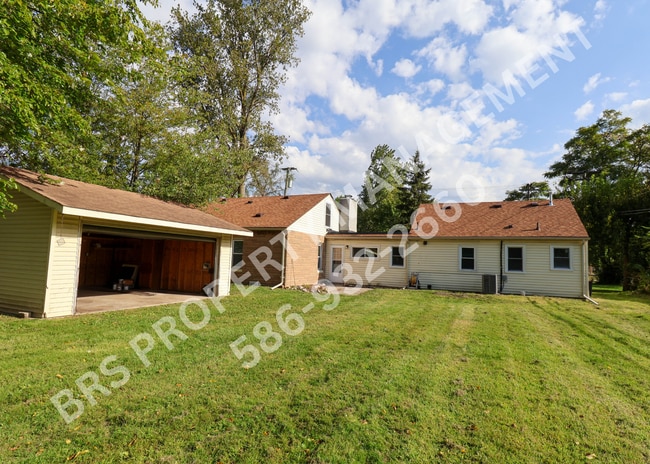 Building Photo - Remodeled Duplex 2 bedroom in Clinton Twp.