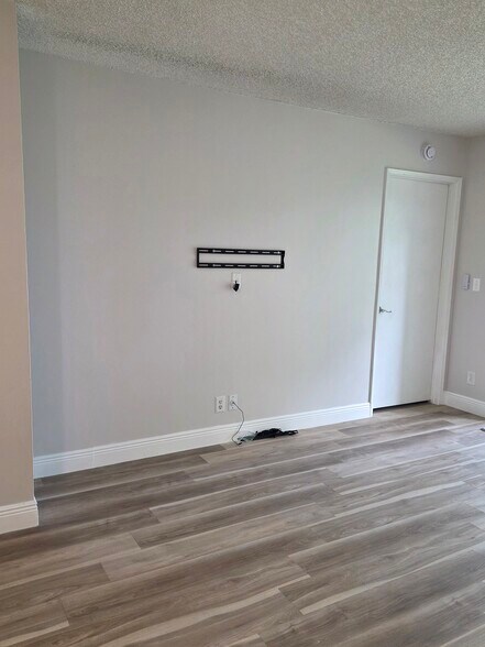 Living Room - 2222 N Cypress Bend Dr