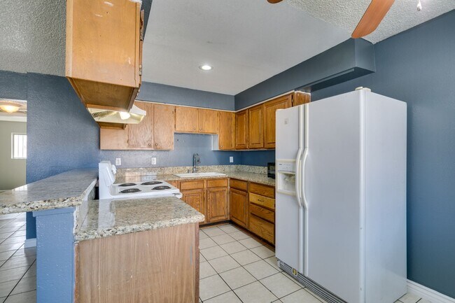 Building Photo - Charming 2-Bedroom Unit in a Well-Maintained 4-Plex!