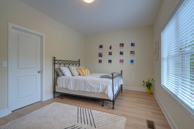 Building Photo - Spacious 4-Bedroom, 3-Story Townhome for Students