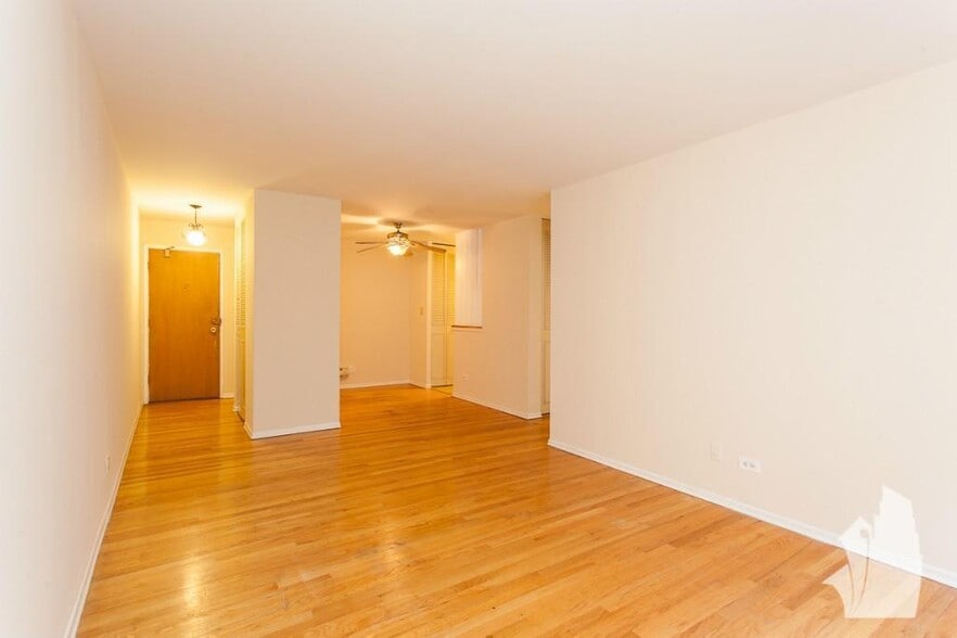 Building Photo - 665 W Wrightwood