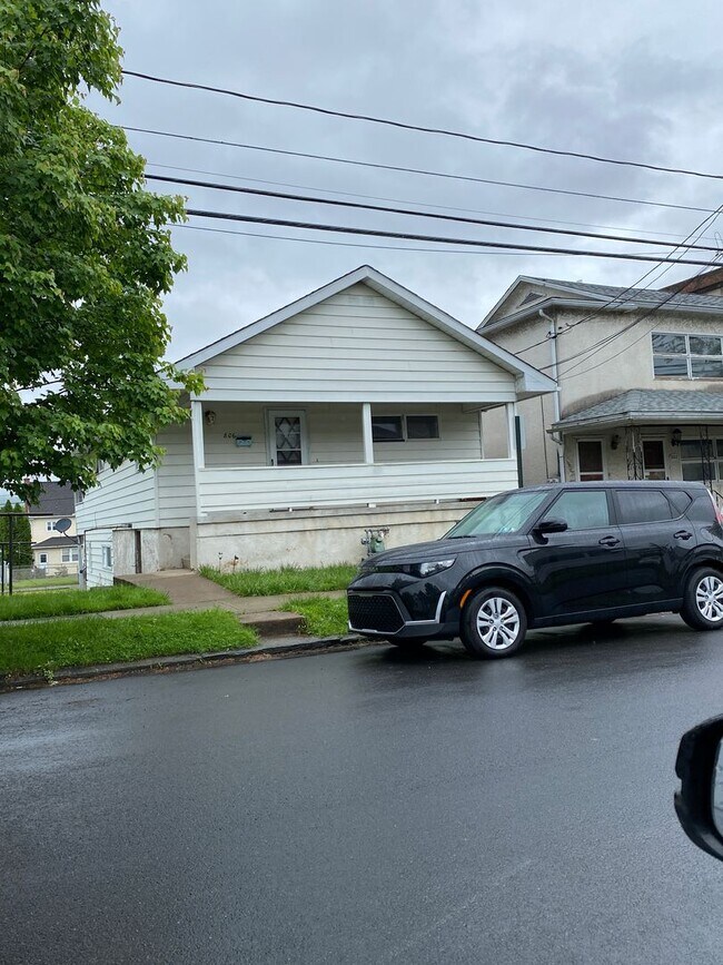 Primary Photo - 806 Crown Ave