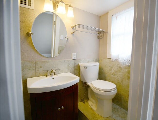 Building Photo - 407 N Chappell Hill St