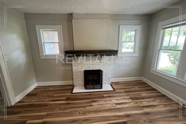 Building Photo - Beautiful Renovated 3 Bedroom/2 Bathroom H...
