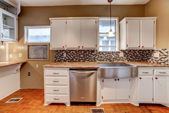 Building Photo - 2 Bed | 1.5 Bath in Midtown close to Utica Square & Cherry St!