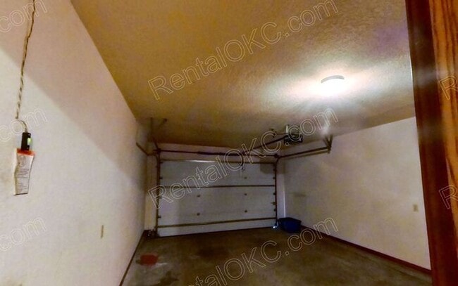 Building Photo - Duplex 2/2 Near shopping and Integris Southwest