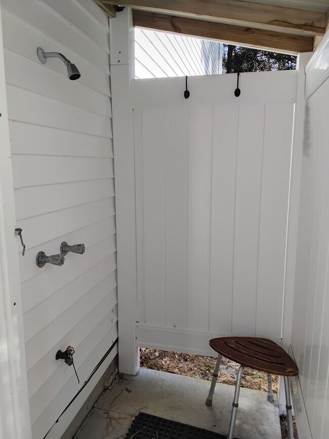 Building Photo - 422 Holly St