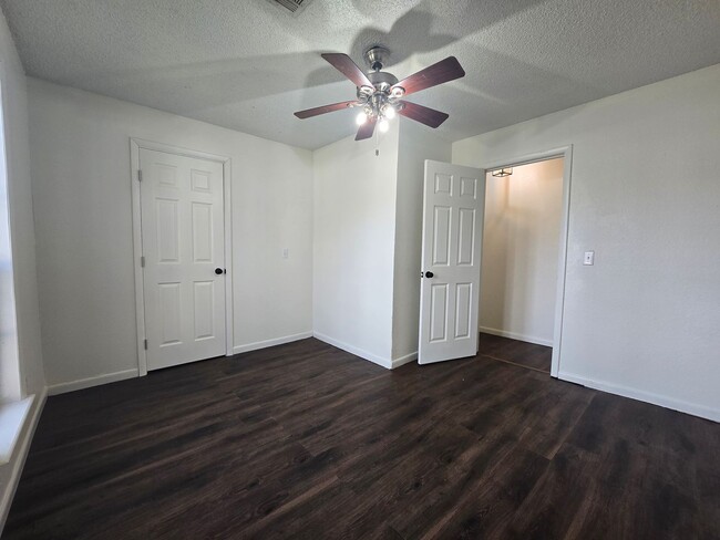 Building Photo - 3 Bed 1 Bath Home in Shawnee