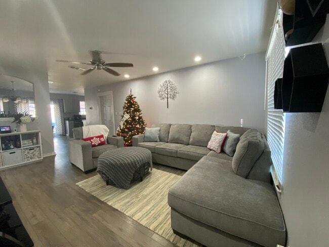 Cozy and warm living room - 36 Stowe Rd