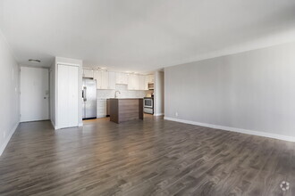 Building Photo - Fully Renovated Apartment with Breathtakin...