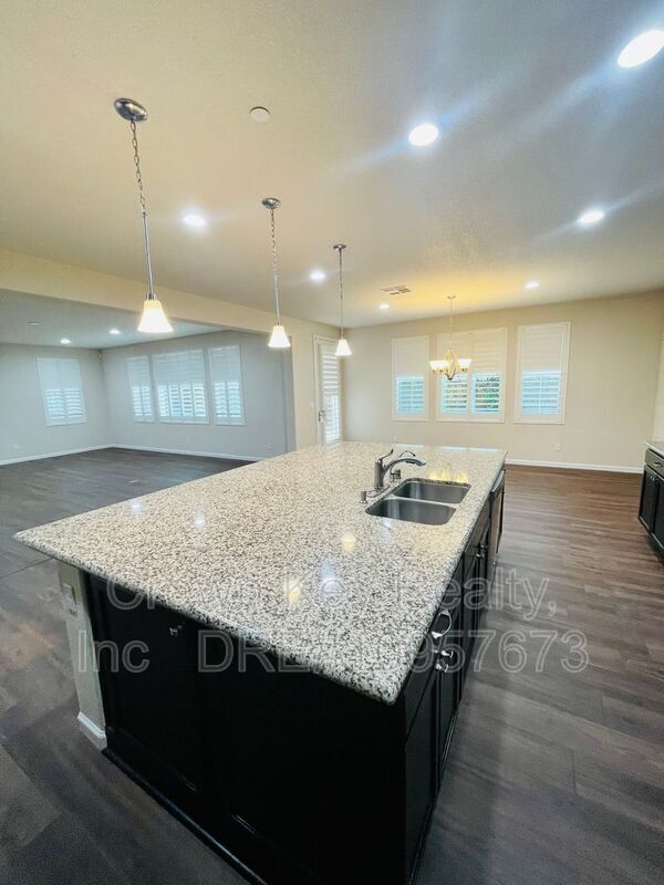 Building Photo - 611 W Strauss Dr