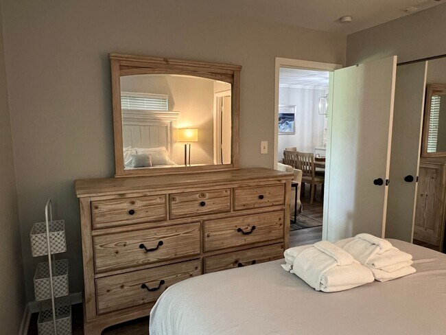 Building Photo - Walk to the Beach! Beautifully Remodeled/Furnished Fiddler's Cove