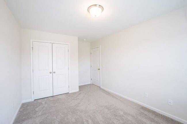 Building Photo - 257 Cromer St