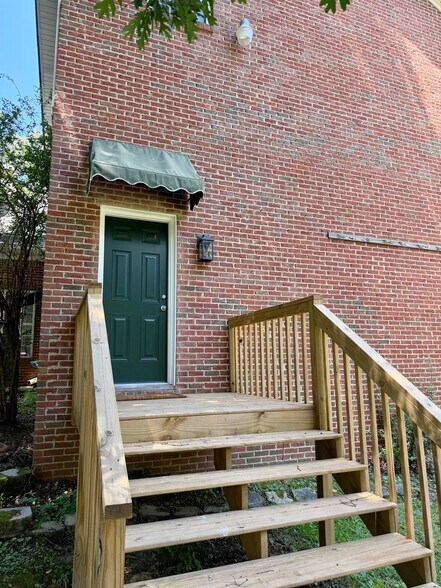 Building Photo - 340 Rock Creek Rd