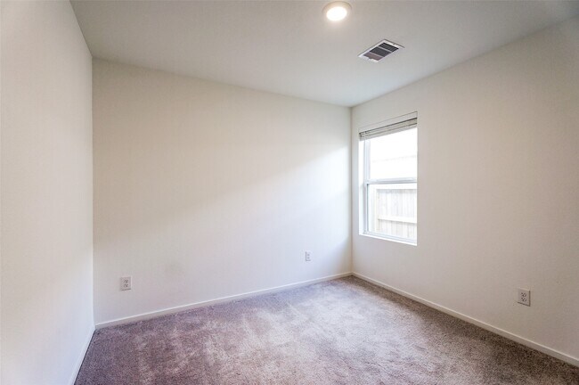 Building Photo - 26707 Feather Reed Dr