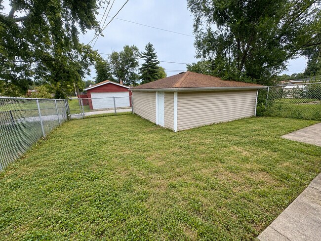Building Photo - 14475 Lincoln Ave