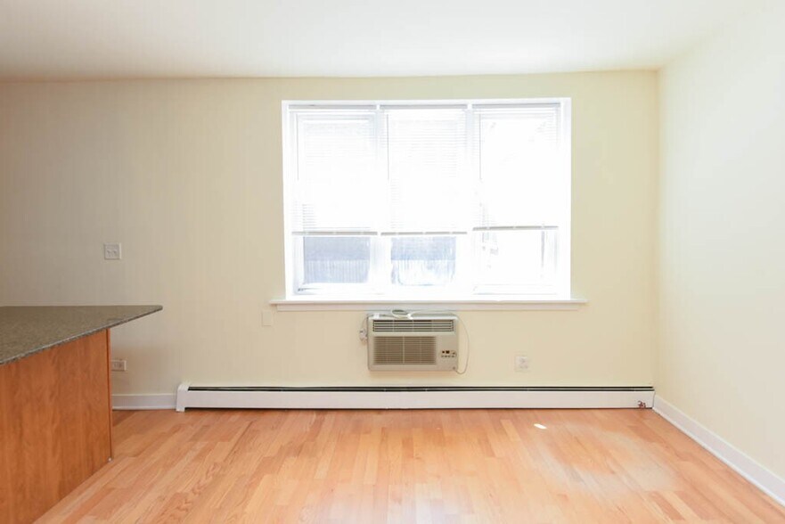 Building Photo - 628 W Wrightwood Ave