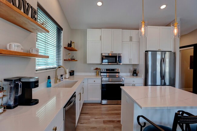 Building Photo - 855 Lincoln Dr