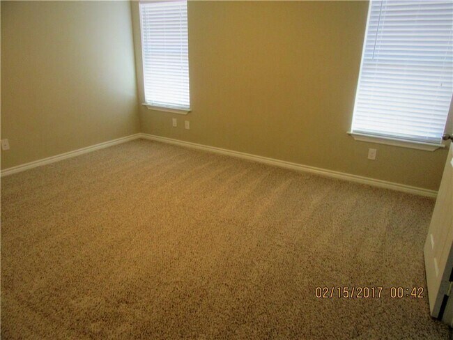 Building Photo - 1725 Fairway Dr