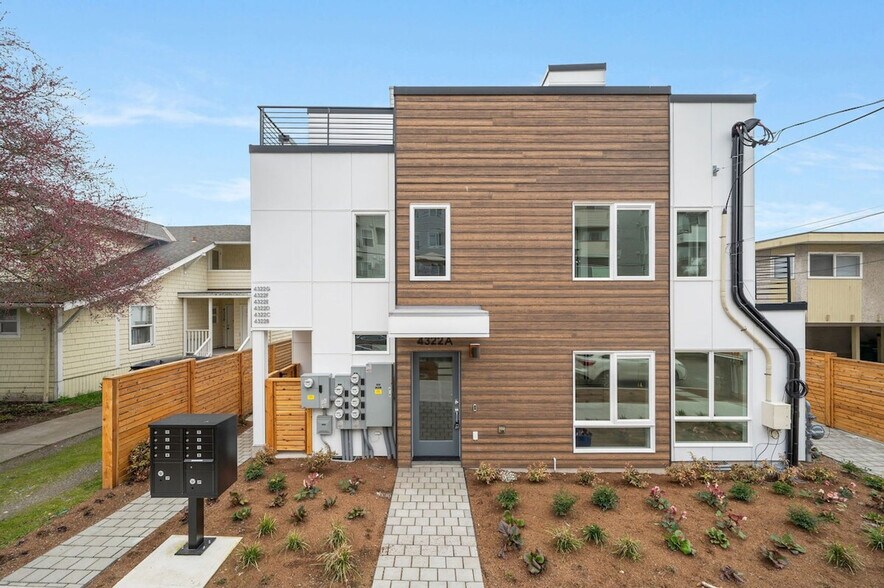 Building Photo - 4322 Winslow Pl N