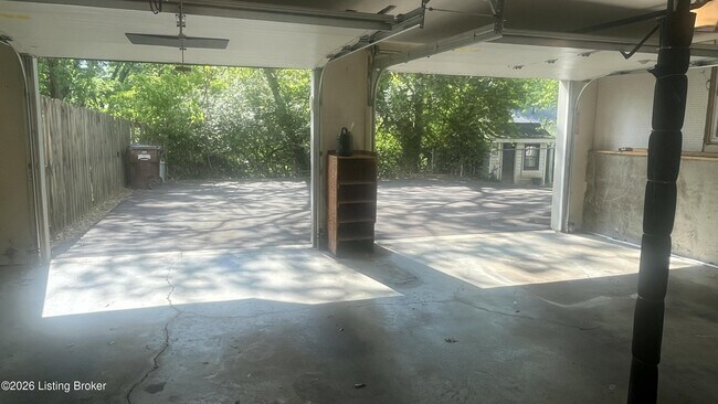 Building Photo - 402 Trinity Hills Ln