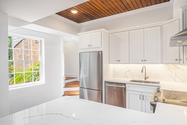 Building Photo - Renovated 2 Bedroom Carriage house off Lafayette Square