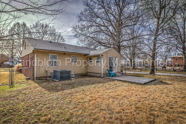 Building Photo - FOR LEASE | Brookside | $1300 Rent + $1300...
