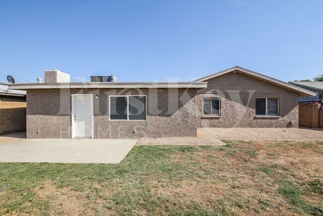 Building Photo - 3742 W Altadena Ave
