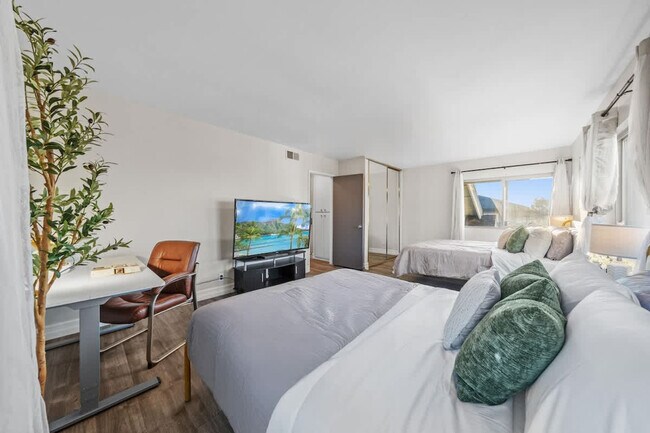 Building Photo - 13075 Old West Ave