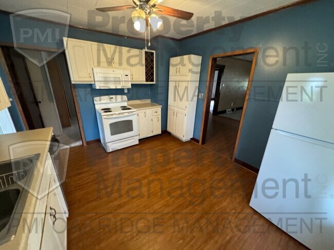 Building Photo - Country 2 Bedroom Apartment with 1 Car Garage
