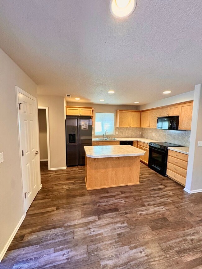 Building Photo - Beautiful Pet Friendly South Corvallis Home