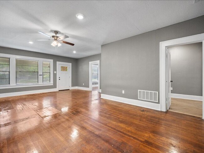 Building Photo - Recently Renovated Fort Worth Charmer