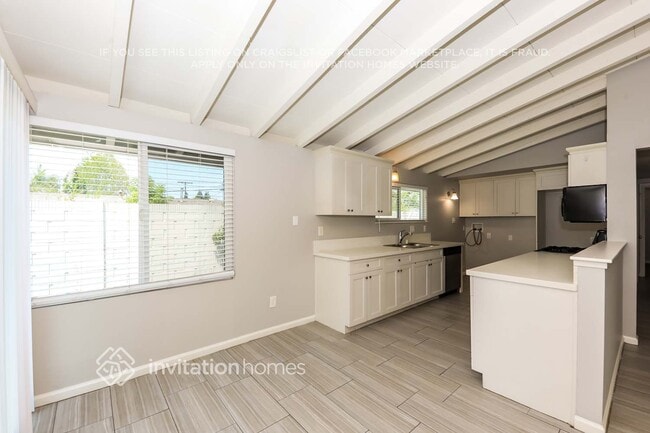 Building Photo - 226 S Louise Pl