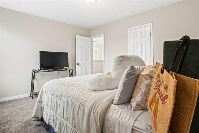 Building Photo - 2034 Locksley Terrace