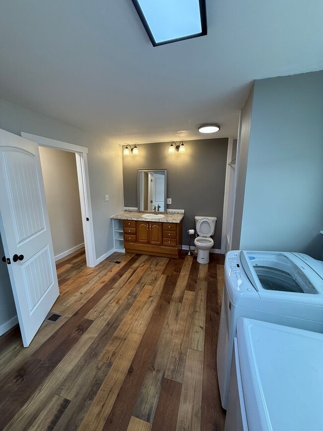 Building Photo - Updated 2 Bedroom, 1 Bath Home – Quiet Ins...