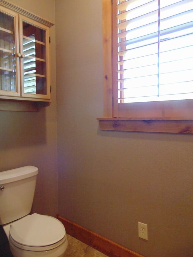 Building Photo - Majestic 3 Bed Mid MO Ranch!