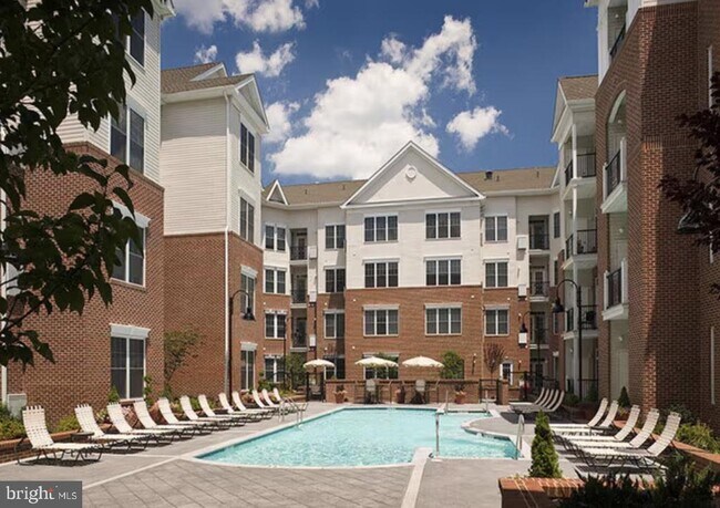 Building Photo - 200 W Elm St