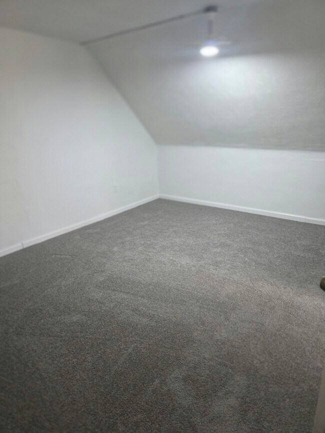 Building Photo - 650 E 130th St