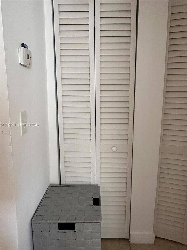 Building Photo - 1100 NE 1st Ct