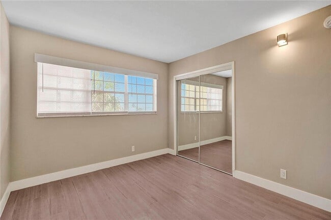 Building Photo - 3051 S Palm Aire Dr