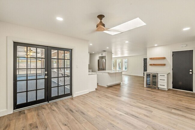 Building Photo - Beautiful 3 bed, 2 bath w/ bonus Room, loc...