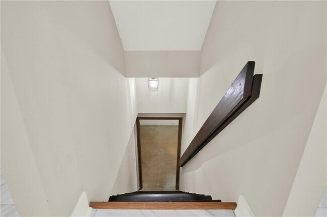 Building Photo - 3270 Brookview Dr