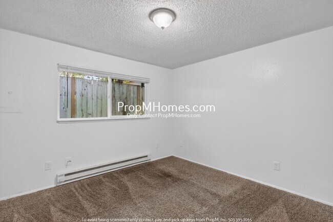 Building Photo - Three Bedroom Home in NE!