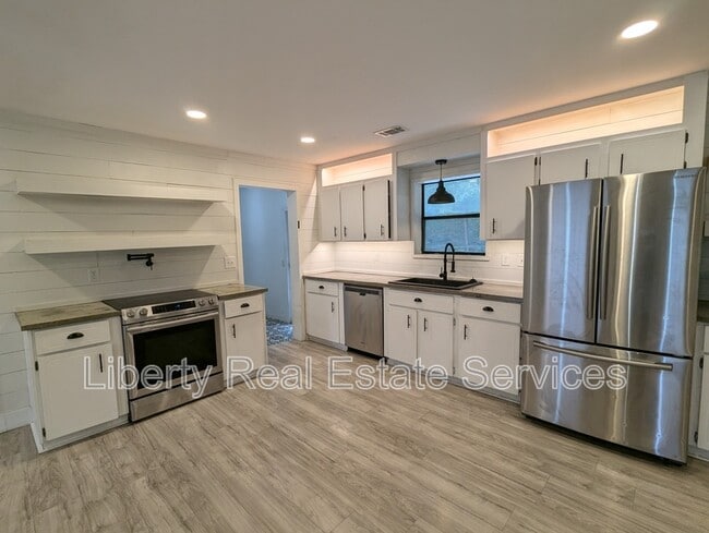 Building Photo - 600 Thornwood Way